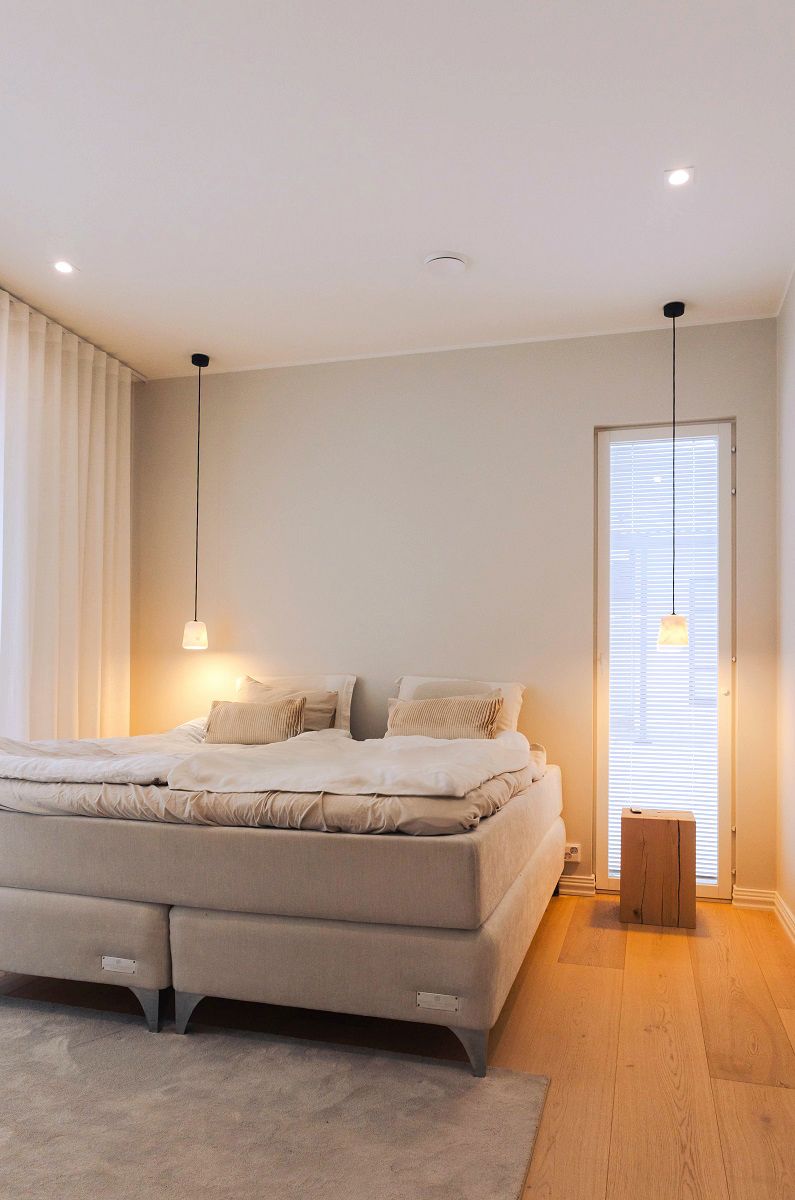 Bedroom lighting with KANTTI spotlights and hanging lamps.